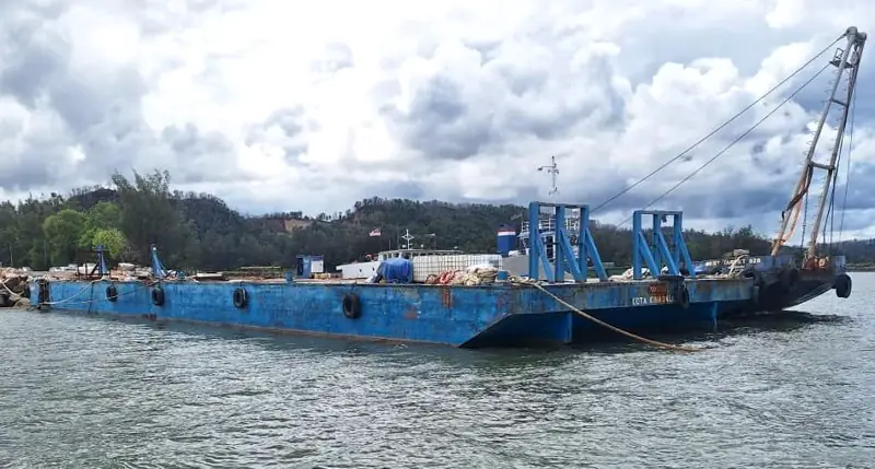 Yakin 11, dumb barge